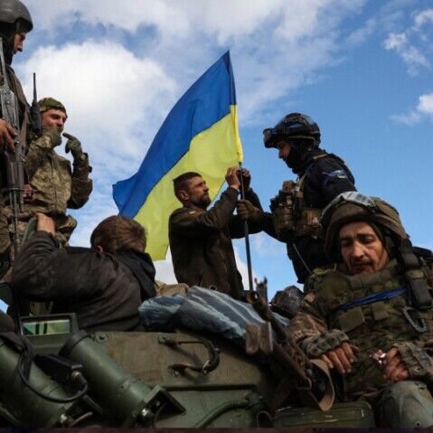 Und solange wir nicht in Europa eine massive, überzeugende Initiative zur Unterstützung der Ukraine sehen, wird Russland vermutlich länger durchhalten als die Ukraine. Die Ukraine kann den Krieg auf diese Art und Weise gewinnen. Ja, kann sie. Aber das wird sie nicht ohne massive ausländische Hilfe gehen. Wenn wir eben nicht von 54  RCH155  reden, sondern von 540 oder von 1500, dann sind wir in anderen Dimensionen, wenn es gleich aus den USA kommt. Trump hat 3000 - 4000 Abraham M1 in der Reserve. Wenn der nicht 31 Abrahams schickt, wie es beiden getan hat, sondern 310, dann sieht die Sache auch wieder ein wenig anders aus. Und hier wird es halt darauf ankommen, denn wir haben oft darüber gesprochen. Die Ukraine hat zu wenig Material, sie hat auch zu wenig Munition und sie hat Personalprobleme, und die Personal-Probleme sind zum Teil selbst verschuldet. Und solange wir nicht in Europa eine massive, überzeugende Initiative zur Unterstützung der Ukraine sehen, wird Russland vermutlich länger durchhalten als die Ukraine. Die Ukraine kann den Krieg auf diese Art und Weise gewinnen. Ja, kann sie. Aber das wird sie nicht ohne massive ausländische Hilfe gehen. Wenn wir eben nicht von 54  RCH155  reden, sondern von 540 oder von 1500, dann sind wir in anderen Dimensionen, wenn es gleich aus den USA kommt. Trump hat 3000 - 4000 Abraham M1 in der Reserve. Wenn der nicht 31 Abrahams schickt, wie es beiden getan hat, sondern 310, dann sieht die Sache auch wieder ein wenig anders aus. Und hier wird es halt darauf ankommen, denn wir haben oft darüber gesprochen. Die Ukraine hat zu wenig Material, sie hat auch zu wenig Munition und sie hat Personalprobleme, und die Personal-Probleme sind zum Teil selbst verschuldet.